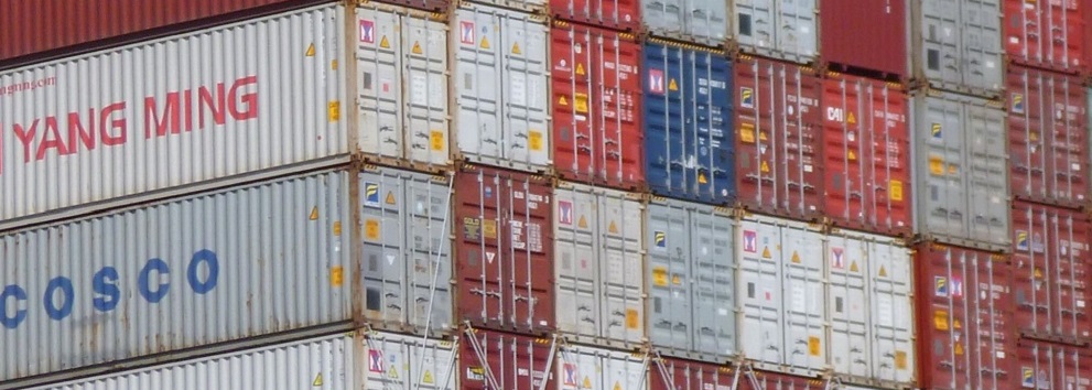 Gestapelte Standardcontainer - Containertransporte mit Contibridge