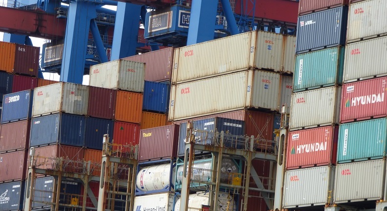 Verladene Container auf Schiff - Verschiffung von Standard Container mit Spedition Contibridge  