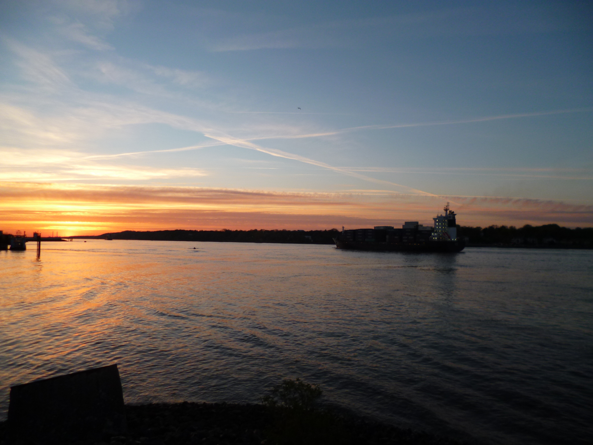 Sonnenuntergang auf der Elbe und ein Feederschiff